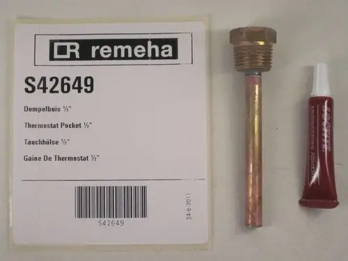 Remeha Produktkarte mit Informationen zur Tauchhülse. Neben der Karte eine metallene Tauchhülse mit Gewinde und eine Tube Loctite Engineering Adhesive.